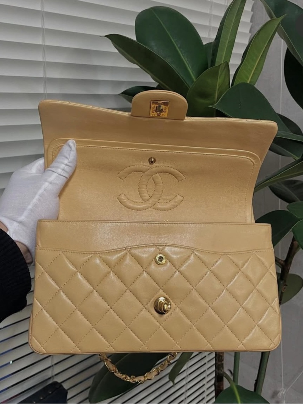 CHANEL Beige Quilted Double Flap Shoulder Bag with Gold Chain - Picture 6 of 9